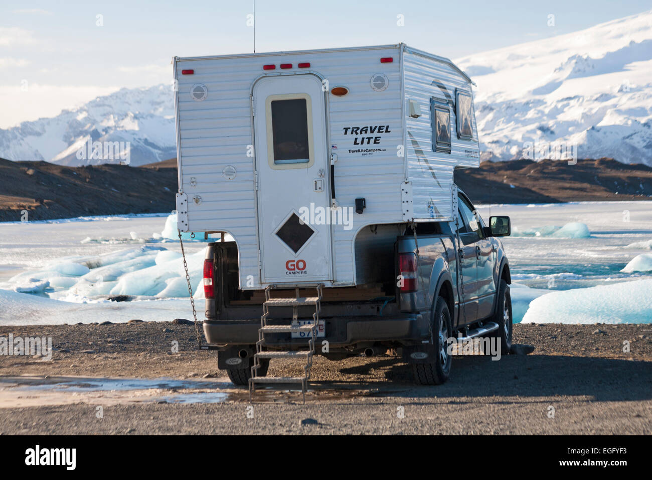 Camper van campervan parcheggiata alla Laguna Glaciale di Jokulsarlon, ai margini del Parco Nazionale di Vatnajokull, in Islanda, nel mese di febbraio Foto Stock