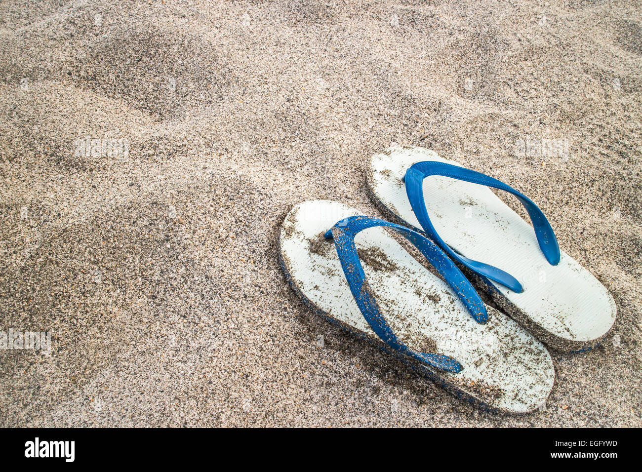 Il flip flop sulla spiaggia di sabbia Foto Stock
