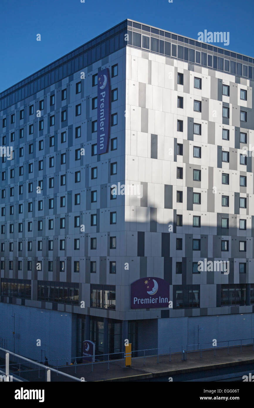 L'hotel Premier Inn presso il Terminal Nord dell'Aeroporto Gatwick di Londra, West Sussex, Regno Unito nel mese di Febbraio Foto Stock