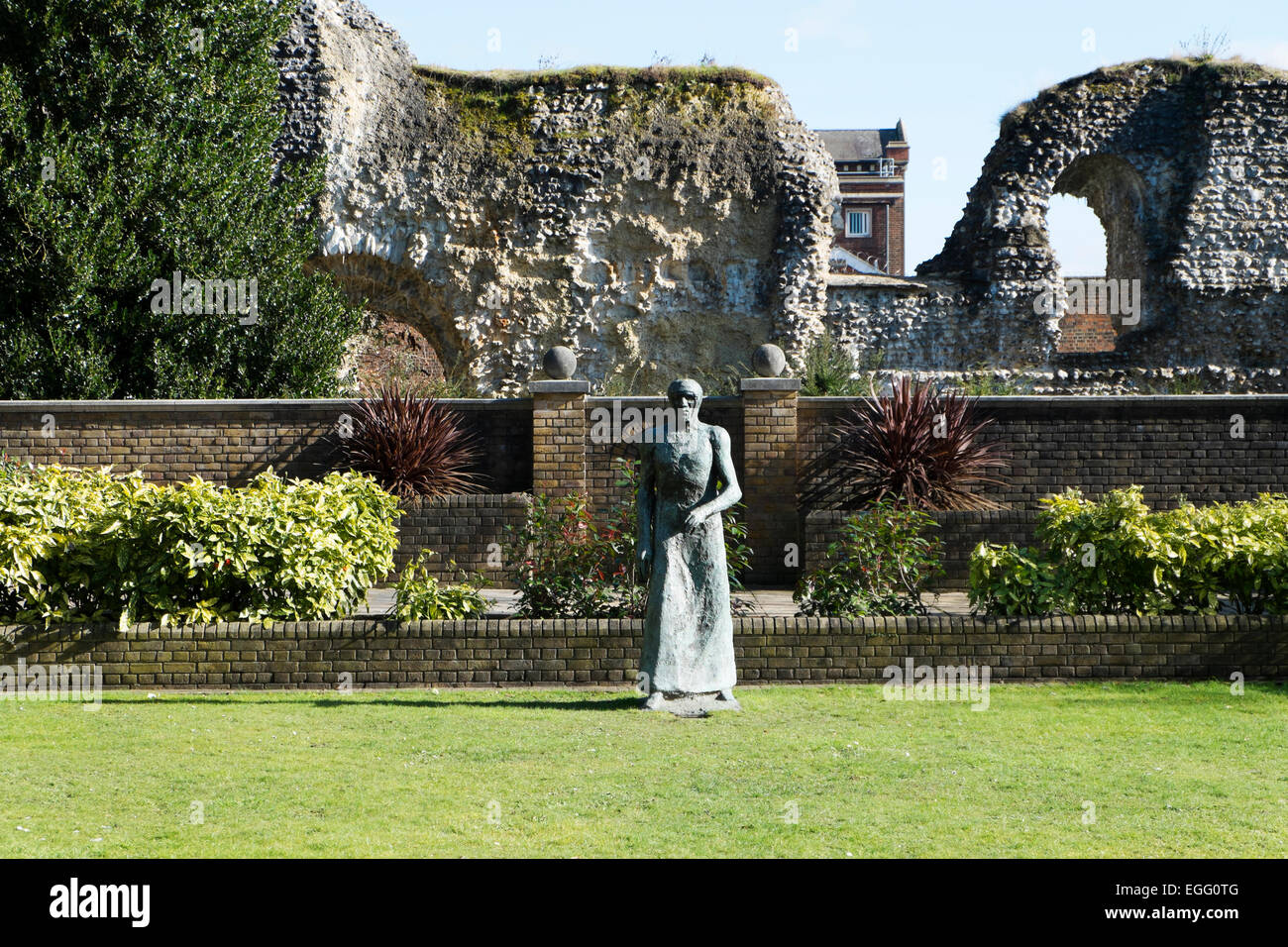 Statua di elisabeth frink nei giardini accanto alle rovine dell'abbazia di Reading, Berkshire, Regno Unito. Foto Stock
