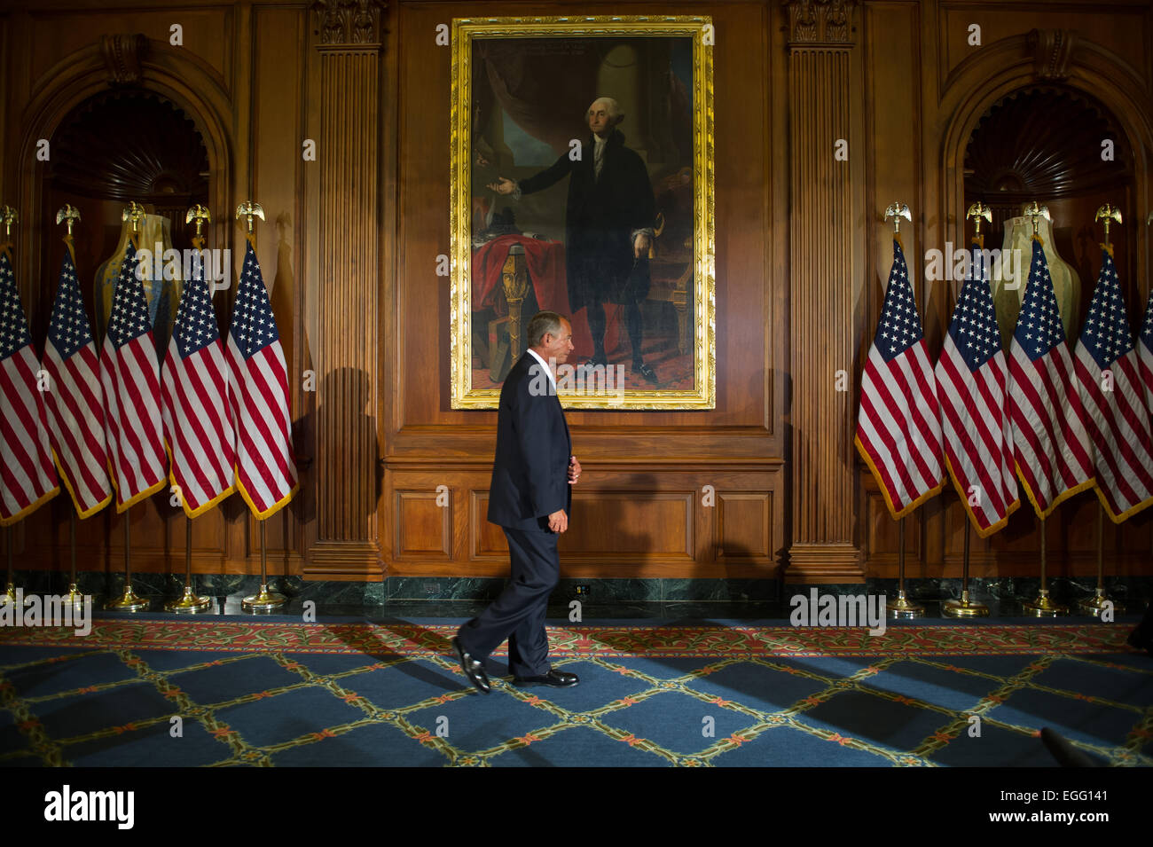 WASHINGTON,DC-JAN 6,2015: Altoparlante della casa John Boehner passeggiate tra i gruppi come egli fa mock sweaing ins nel Rayburn R Foto Stock