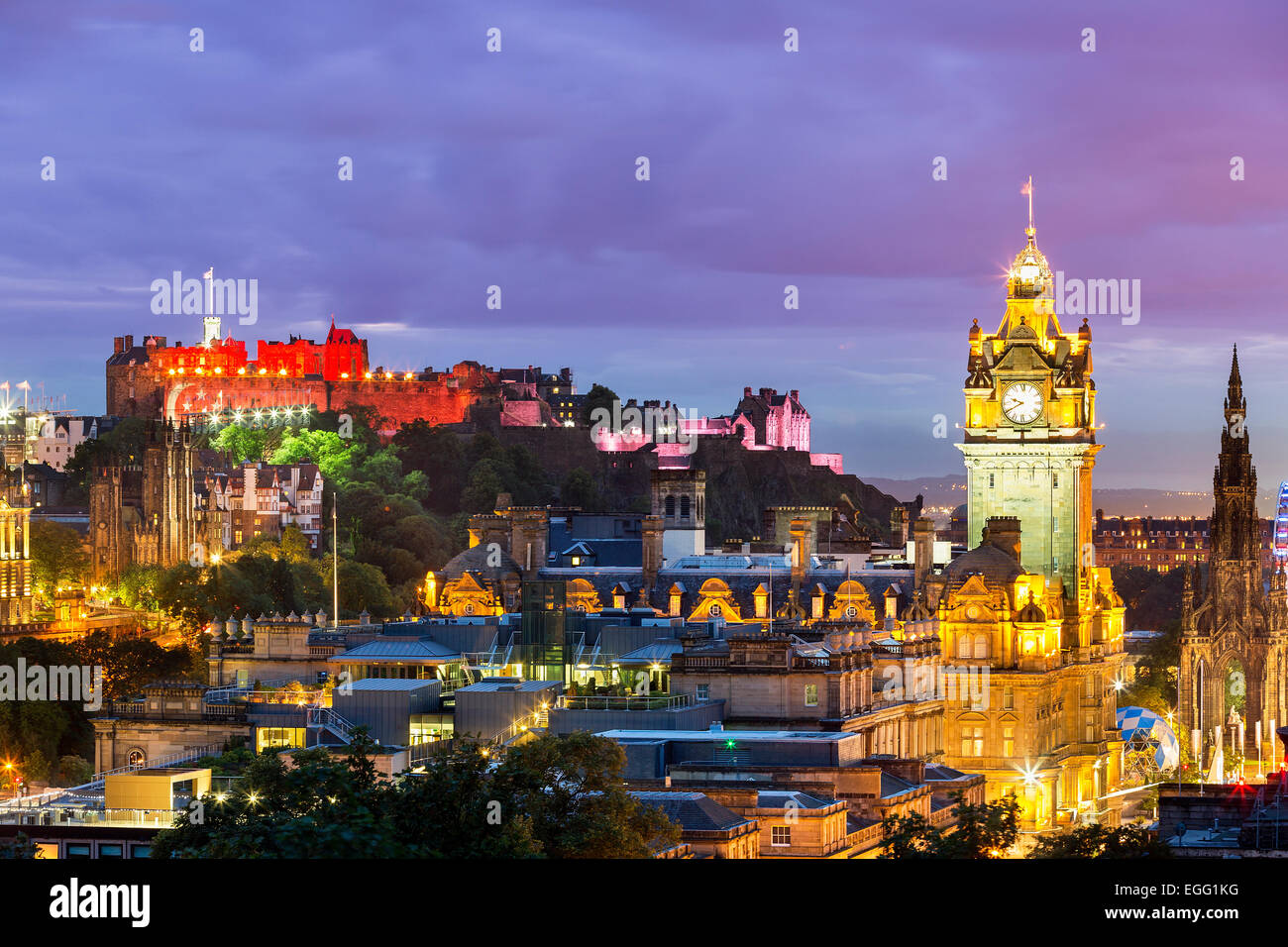 La skyline di Edimburgo con il castello di Edimburgo in background. Fotografato da Calton Hill subito dopo il tramonto. Foto Stock