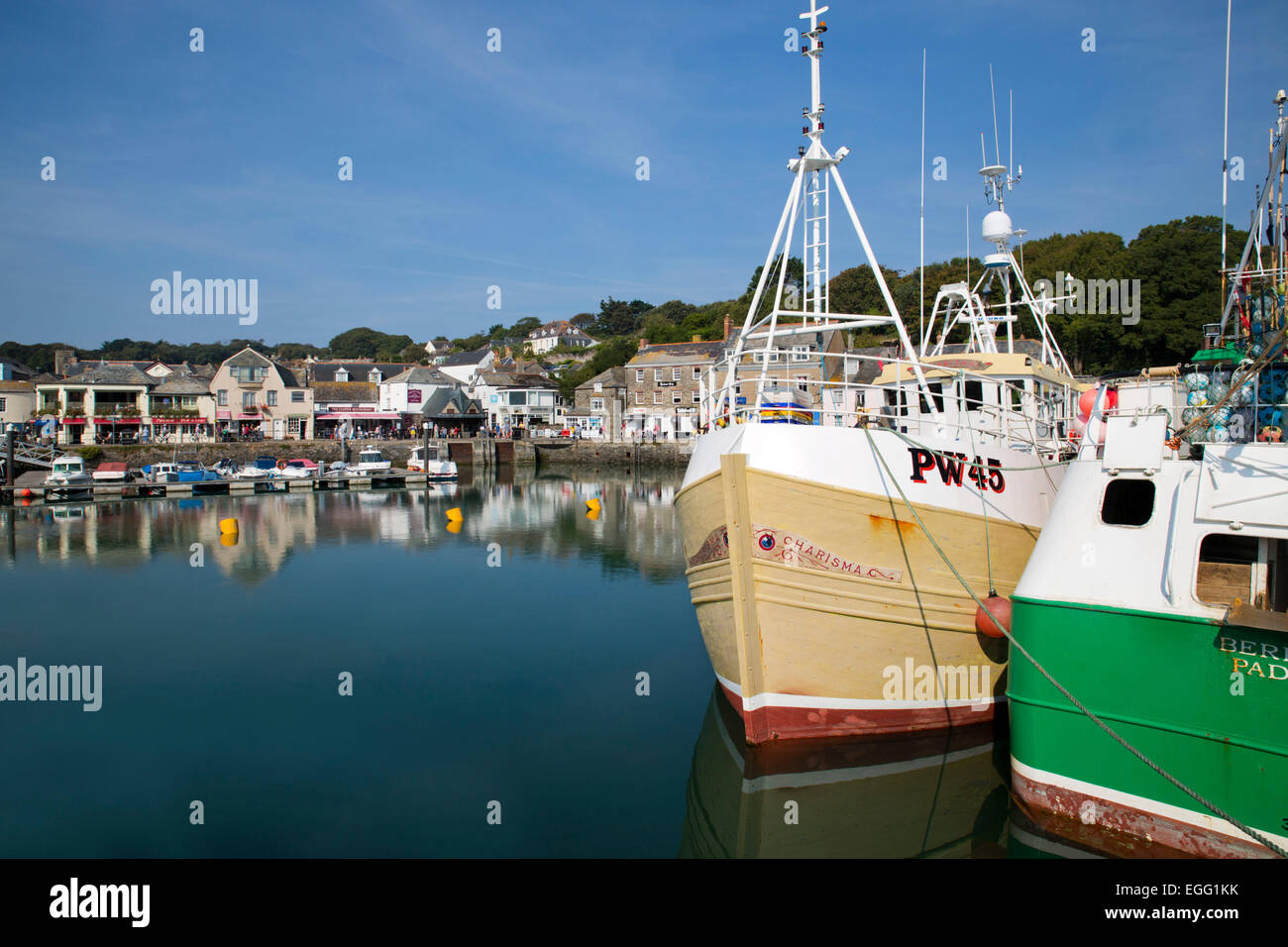 Padstow Harbour barche ormeggiate Cornwall, Regno Unito Foto Stock