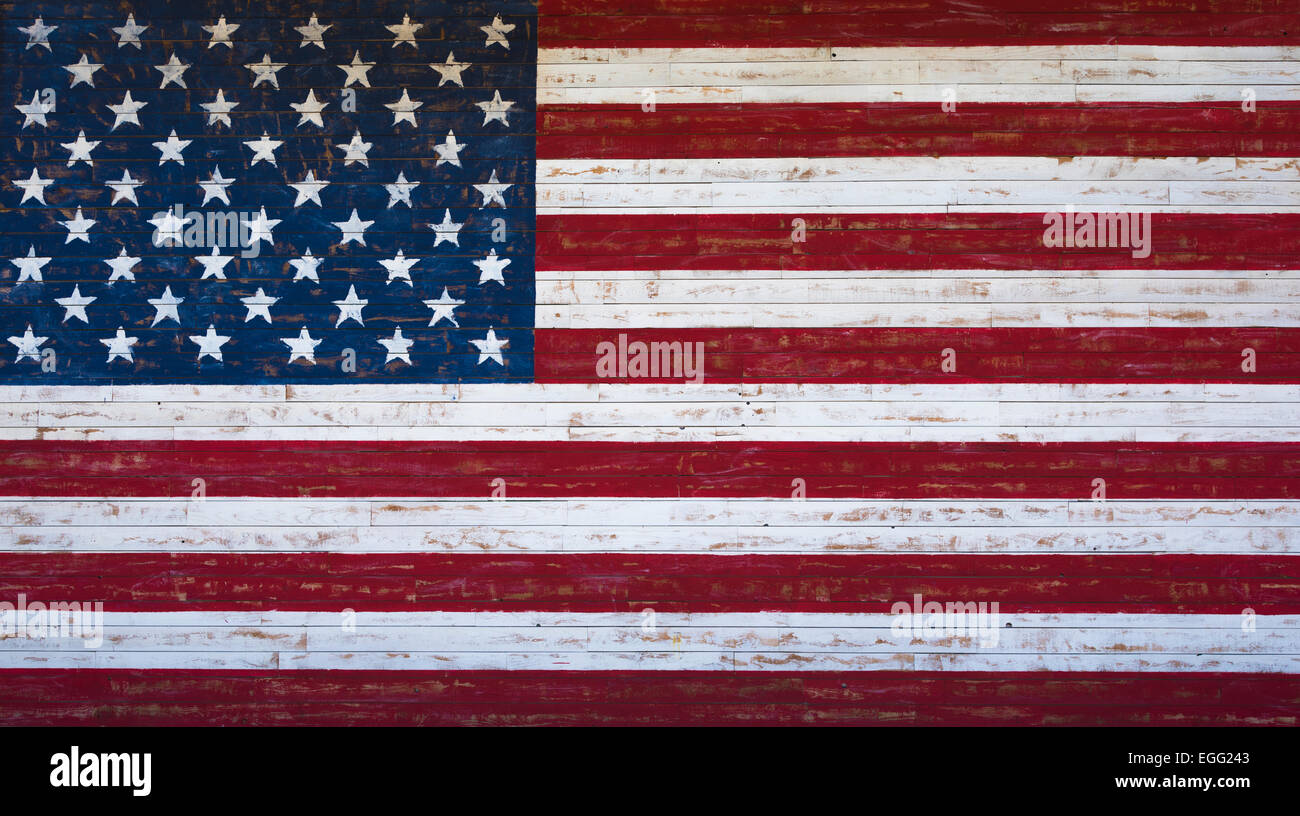 Un americano o Stati Uniti bandiera dipinta su una tavola in legno parete in rosso, bianco e blu. Foto Stock