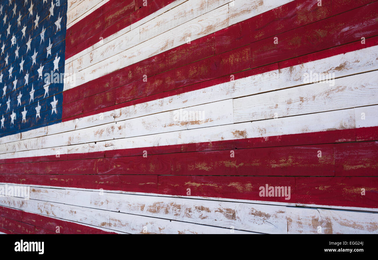 Un americano o Stati Uniti bandiera dipinta su una tavola in legno parete in rosso, bianco e blu. Foto Stock