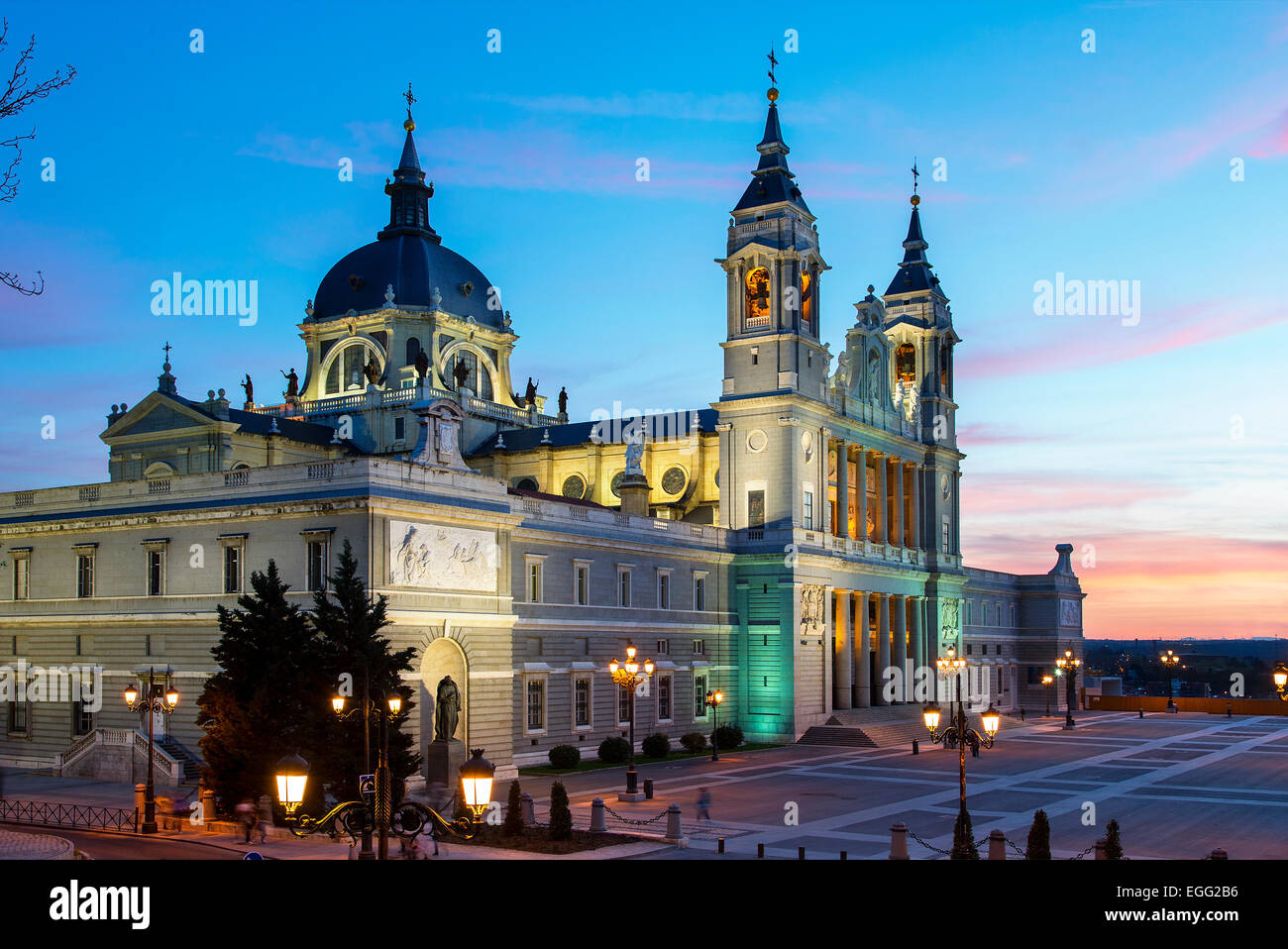 Il punto di riferimento la cattedrale di Almudena, nel centro di Madrid Foto Stock