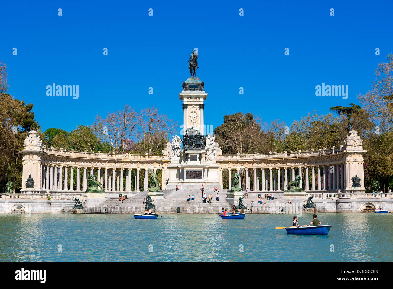 Gite in barca sul lago del Parco del Buen Retiro, Madrid Foto Stock