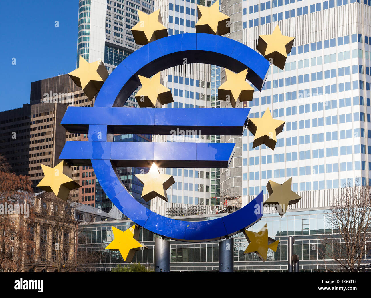 Il simbolo dell'euro al di fuori della Banca centrale europea sede a Francoforte. Foto Stock