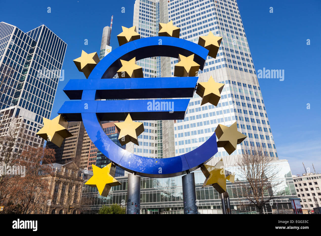 Il simbolo dell'euro al di fuori della Banca centrale europea sede a Francoforte. Foto Stock
