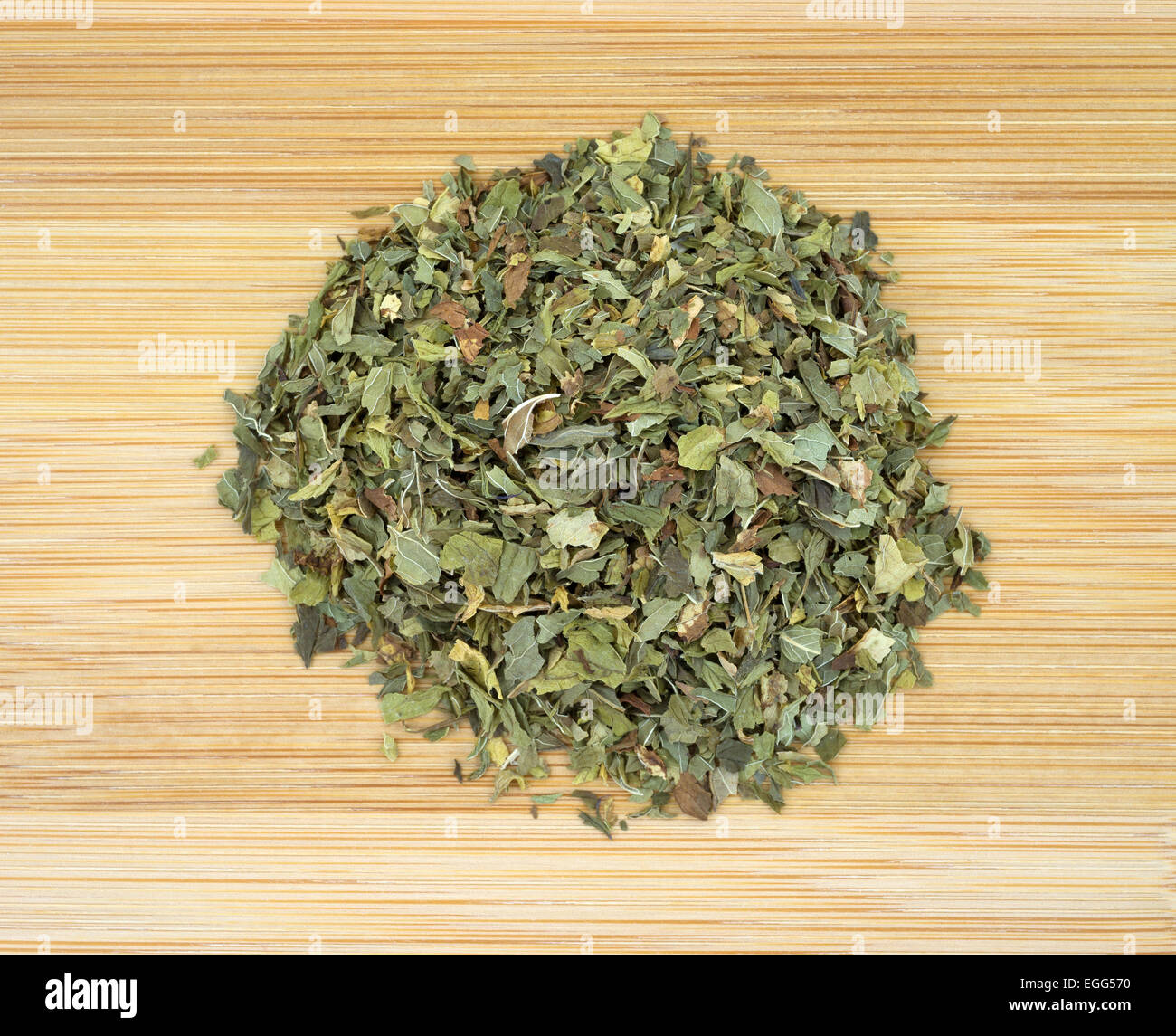 Shredded menta verde erba lascia su di un legno tagliere. Foto Stock