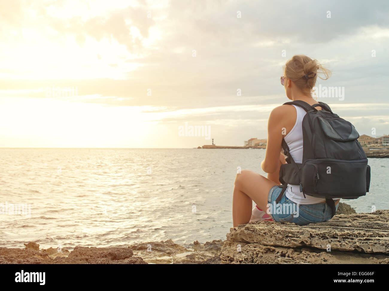 Donna con zaino sul tramonto. Foto Stock