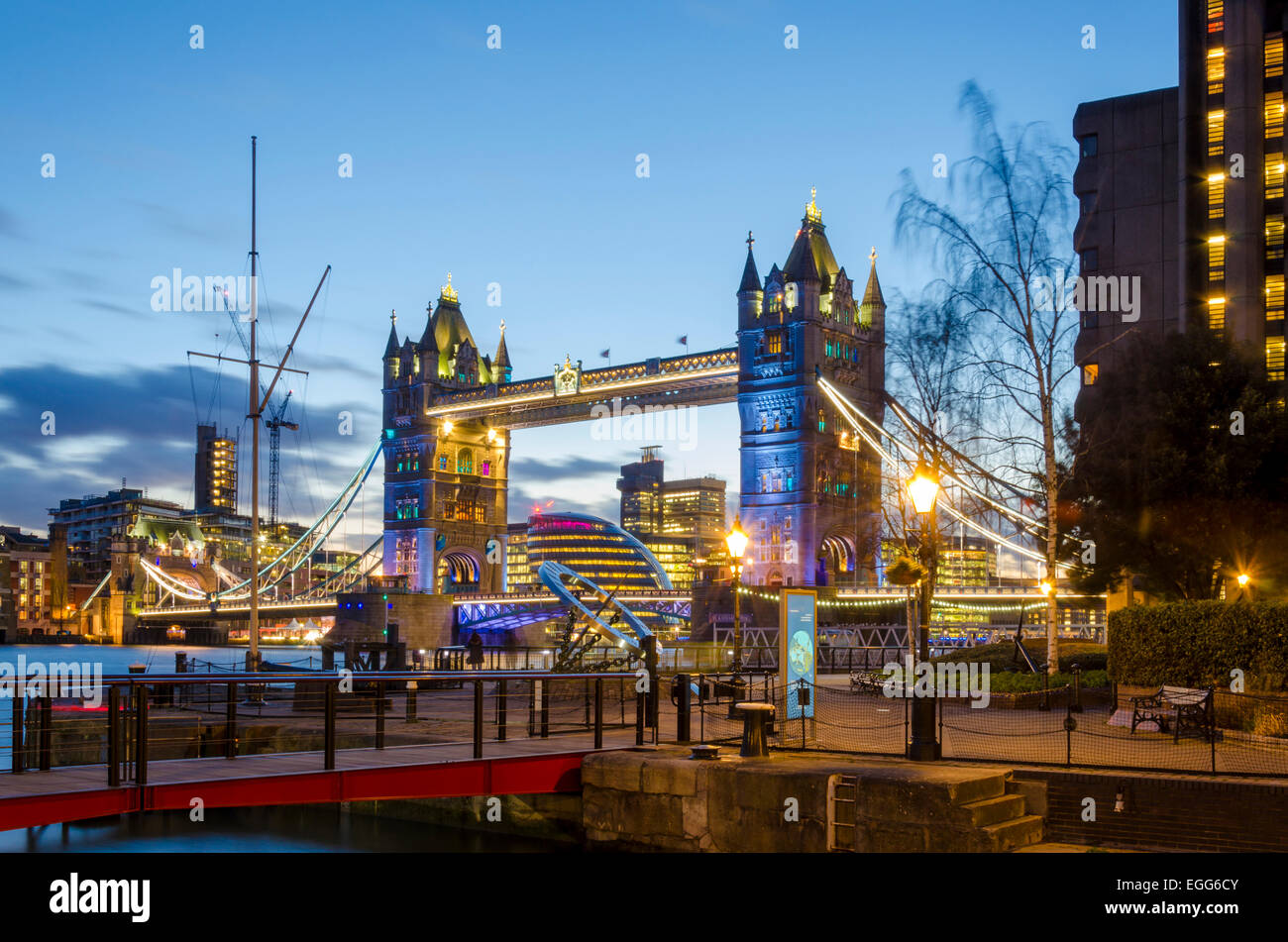 Londra, Regno Unito. Il 24 febbraio, 2015. Regno Unito Meteo: poche nuvole rimangono ma Londra vede principalmente una chiara del cielo della sera oltre il Tower Bridge Credito: CAMimage/Alamy Live News Foto Stock