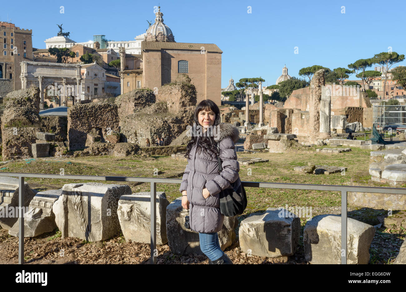 Resti di edifici e la statua nel Foro romano a Roma Italia Foto Stock