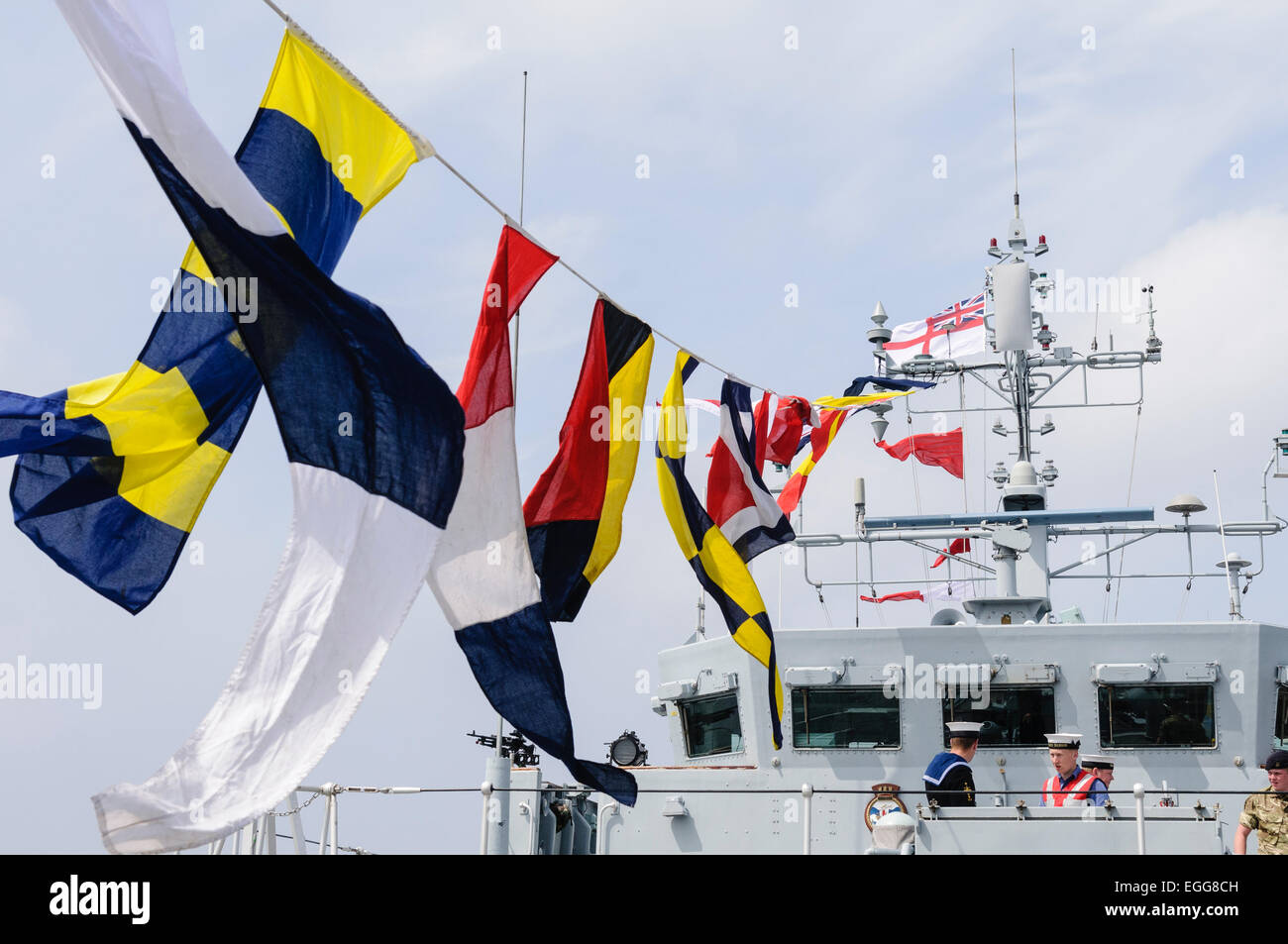 Royal Navy bandiere del segnale volano da un prato fiorito Foto Stock