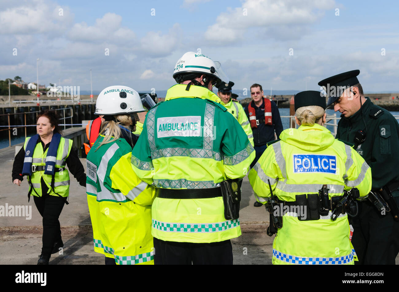 Bangor, County Down. 23/09/2012 - Servizi di emergenza tenere premuto 'Operazione diamante', una formazione congiunta esercizio al largo delle coste del nord verso il basso. Durante il funzionamento, la simulazione di una collisione tra un traghetto che trasportano 65 passeggeri ed equipaggio e una piccola barca attivato tutti i rami dei servizi di emergenza per coordinare le azioni. Foto Stock