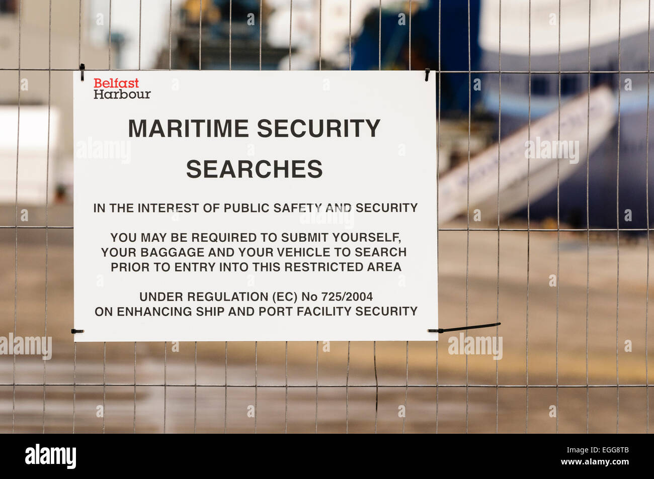Segno di sicurezza del porto di Belfast attenzione circa le ricerche di sicurezza Foto Stock