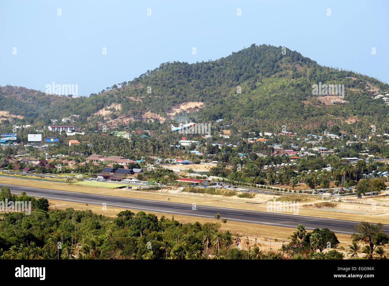 L'aereo decolla dall'aeroporto di Koh Samui in Thailandia Foto Stock
