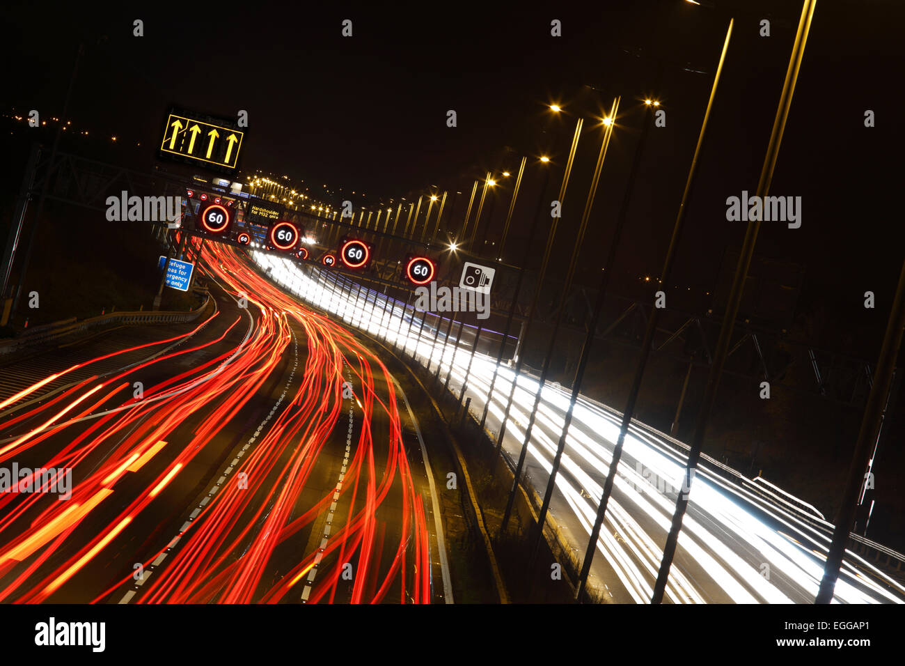 Sentieri di luce sulla M4. Bradley Stoke, Bristol. Dicembre 2013. Foto Stock