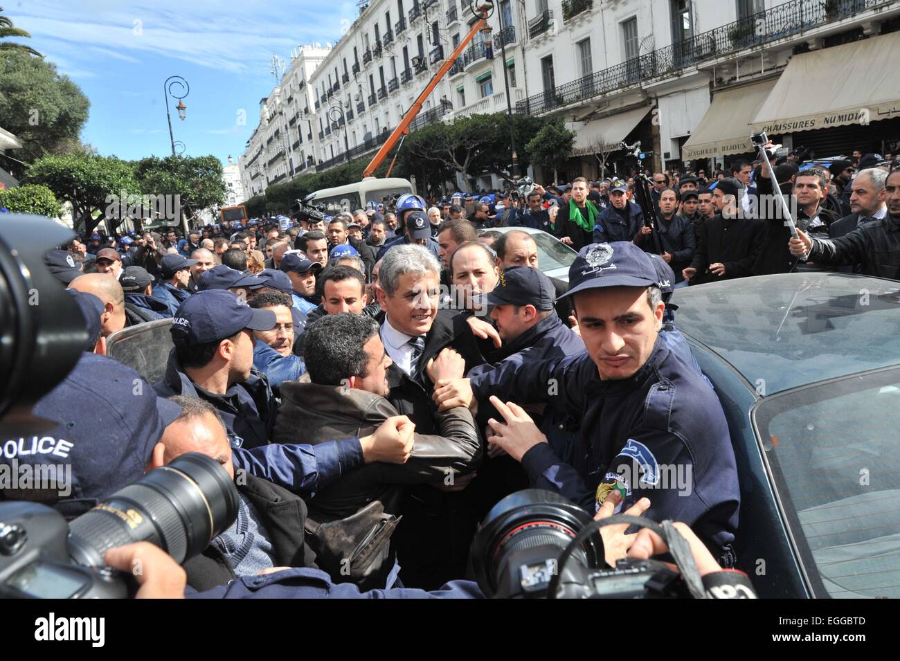 Algeri. 24 Febbraio, 2015. Manifestanti algerini partecipare a una manifestazione denominata dalle associazioni e dai partiti di opposizione contro lo sfruttamento del gas di scisto di Algeri, la capitale dell'Algeria nel febbraio 24, 2015. Credito: Xinhua/Alamy Live News Foto Stock