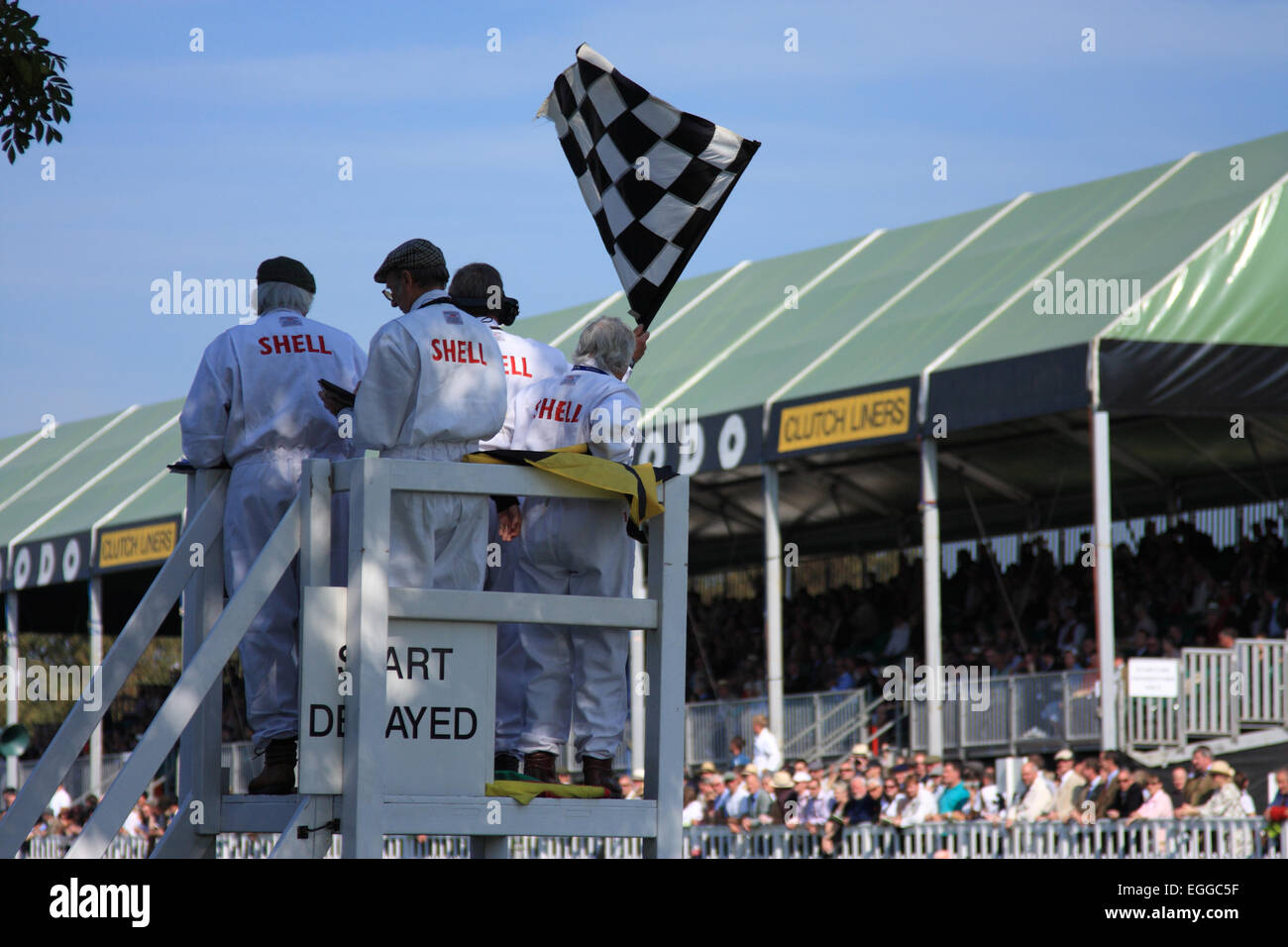 Una vista di benvenuto - alla bandiera a scacchi sventolata al termine di una gara / Goodwood / Goodwood / Regno Unito Foto Stock
