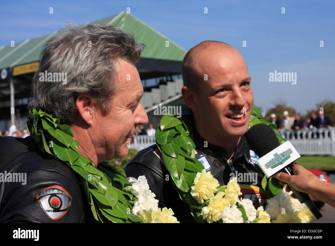 Ex il Campione del Mondo 500cc del Wayne Gardner (sinistra) & Mark Sharrock dopo aver vinto il Barry Sheene Memorial / Goodwood / Regno Unito Foto Stock