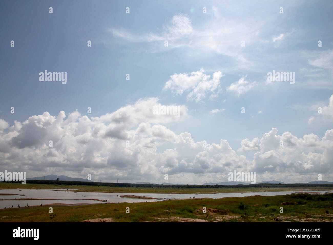 Acqua è stata essiccata e cielo blu sulla zona della diga. Foto Stock
