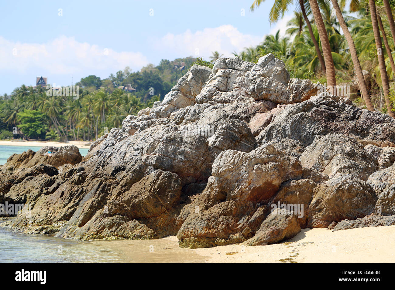 Roccia sulla riva di un mare tropicale Foto Stock