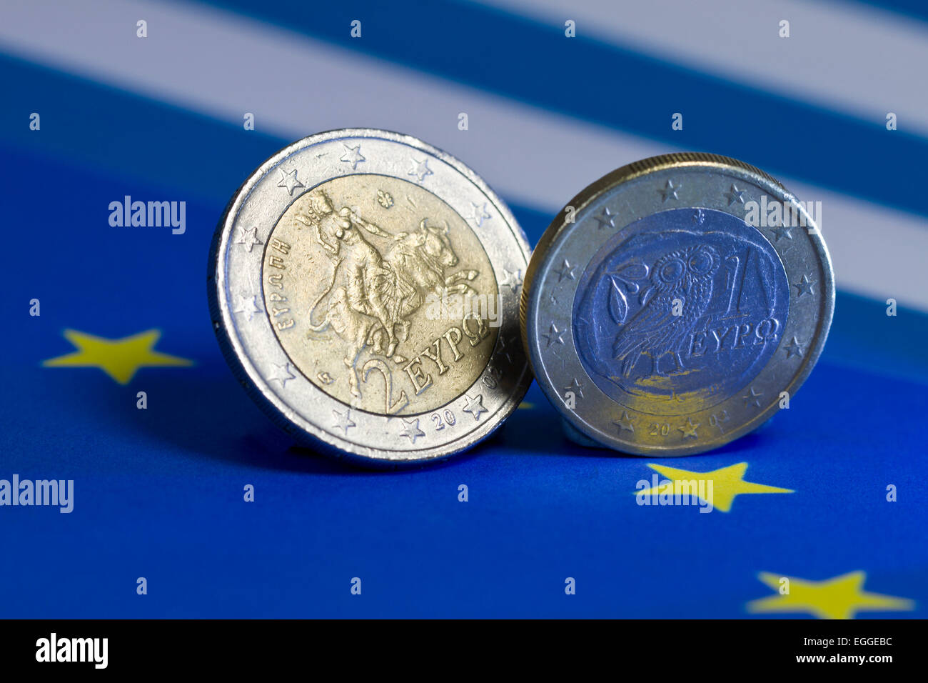 Uno e due monete in euro dalla Grecia sulle bandiere Foto Stock