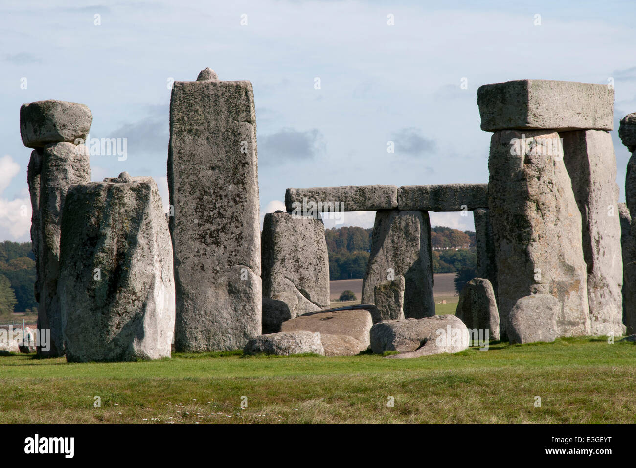 Stonehenge è un anello di pietre in piedi vicino a Salisbury in Inghilterra meridionale eretto forse come presto come 3000 A.C. Foto Stock