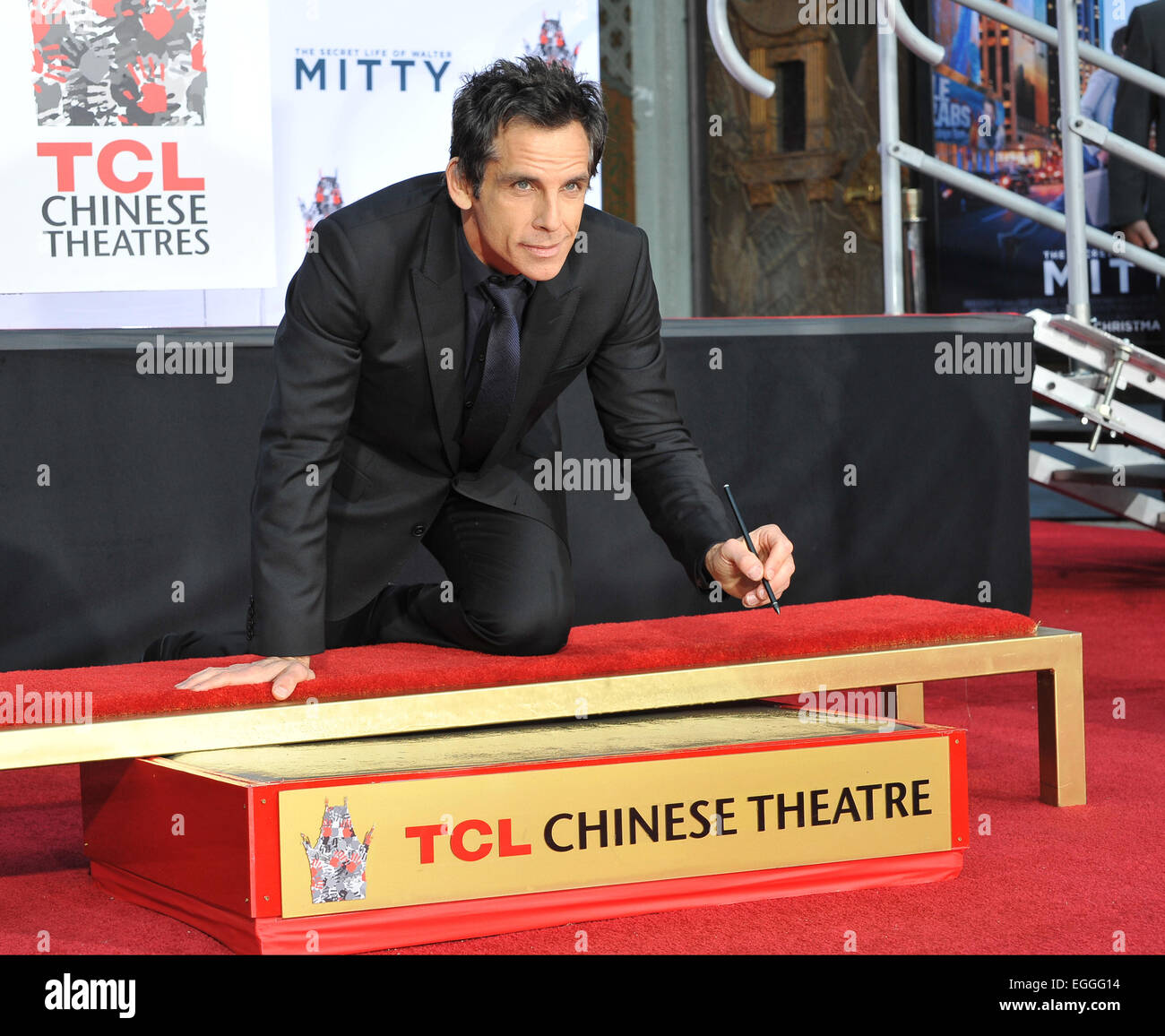 LOS ANGELES, CA - 3 dicembre 2013: Ben Stiller a TCL Chinese Theatre dove ha avuto la sua mano & orme impostato in cemento. Foto Stock