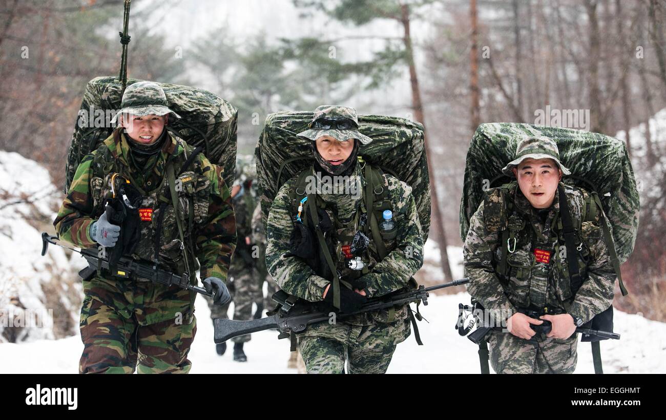 Corea del Sud Marines treno a fianco degli Stati Uniti Marines durante un 35- km Montagna escursione parte della Marina Coreana Exchange Program a Pyeongchang Winter Training Facility Febbraio 5, 2015 in Pyeongchang, Corea del Sud. Foto Stock