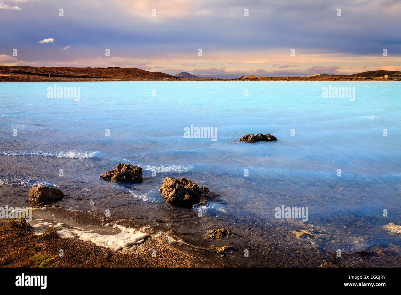 Lago di acqua calda nei pressi di Hverir area geotermica in Islanda Foto Stock