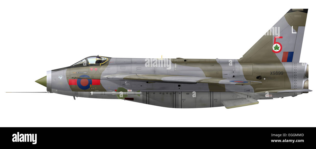 English Electric Lightning F.6 XS899 5 Squadron 5 squadron fulmine in due toni di camuffamento con barra rossa e un 43 squadron zap o Foto Stock