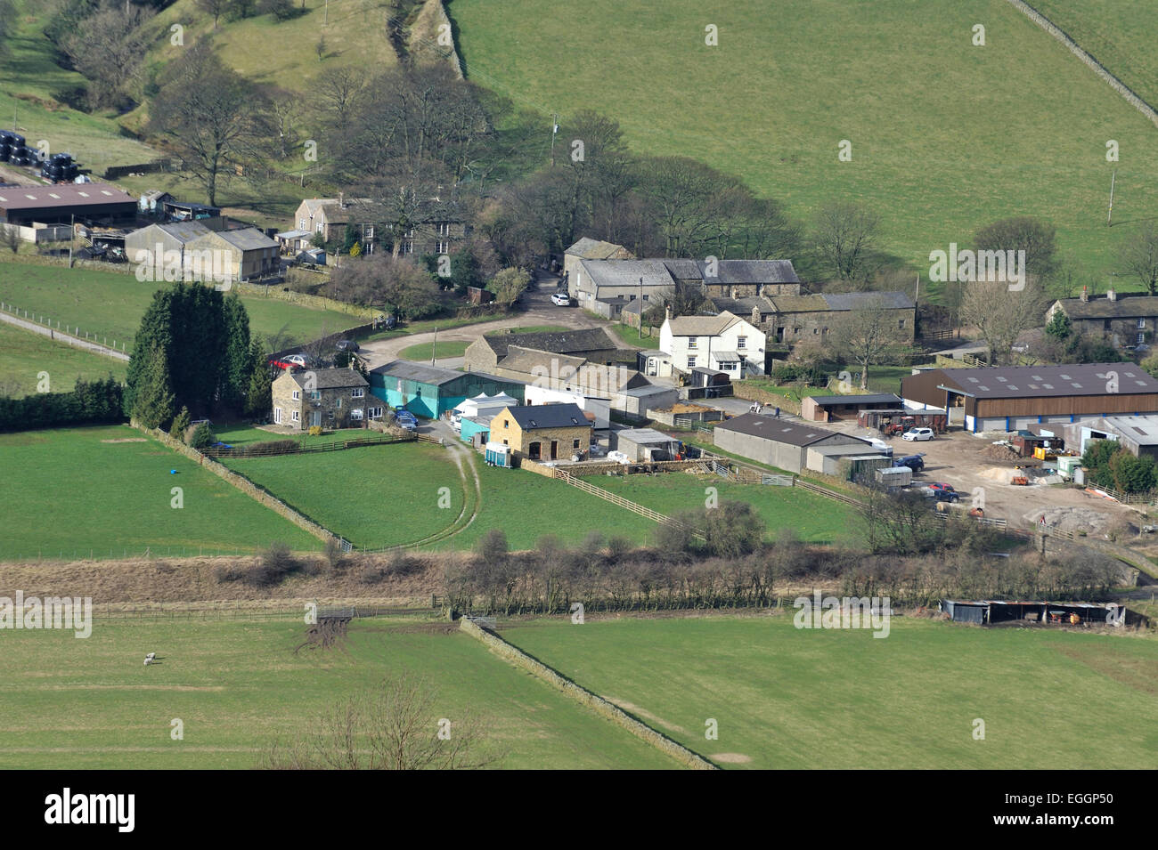 Vista aerea di un villaggio, vale di Edale, Peak District, Derbyshire, Regno Unito Foto Stock