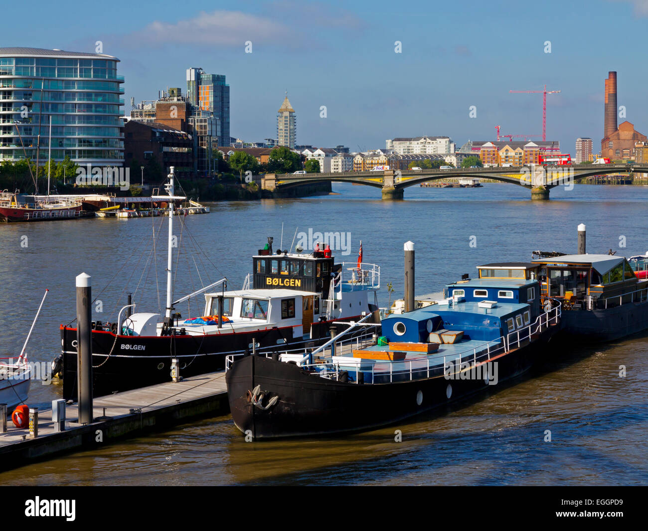 Case galleggianti sul fiume Tamigi vicino a Chelsea, Londra UK con ponte di  Battersea in background Foto stock - Alamy