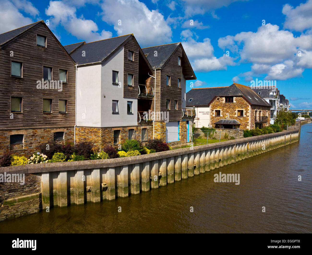 Una vista estiva del Fiume Camel in St Albans North Cornwall Inghilterra REGNO UNITO mostra alloggiamento moderno sulla riva del fiume Foto Stock