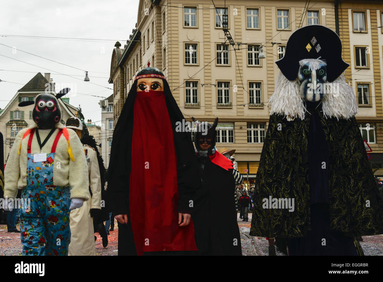 Basel, Svizzera. Il 24 febbraio, 2015. Secondo il wiki, il Carnevale di Basilea è uno dei primi cinquanta festività locali in Europa. Ci vogliono tre giorni dal 23 al 25 febbraio 2015. I partecipanti mascherato dominano la città vecchia di Basilea durante questo evento. Credito: swiss.foto/Alamy Live News Foto Stock