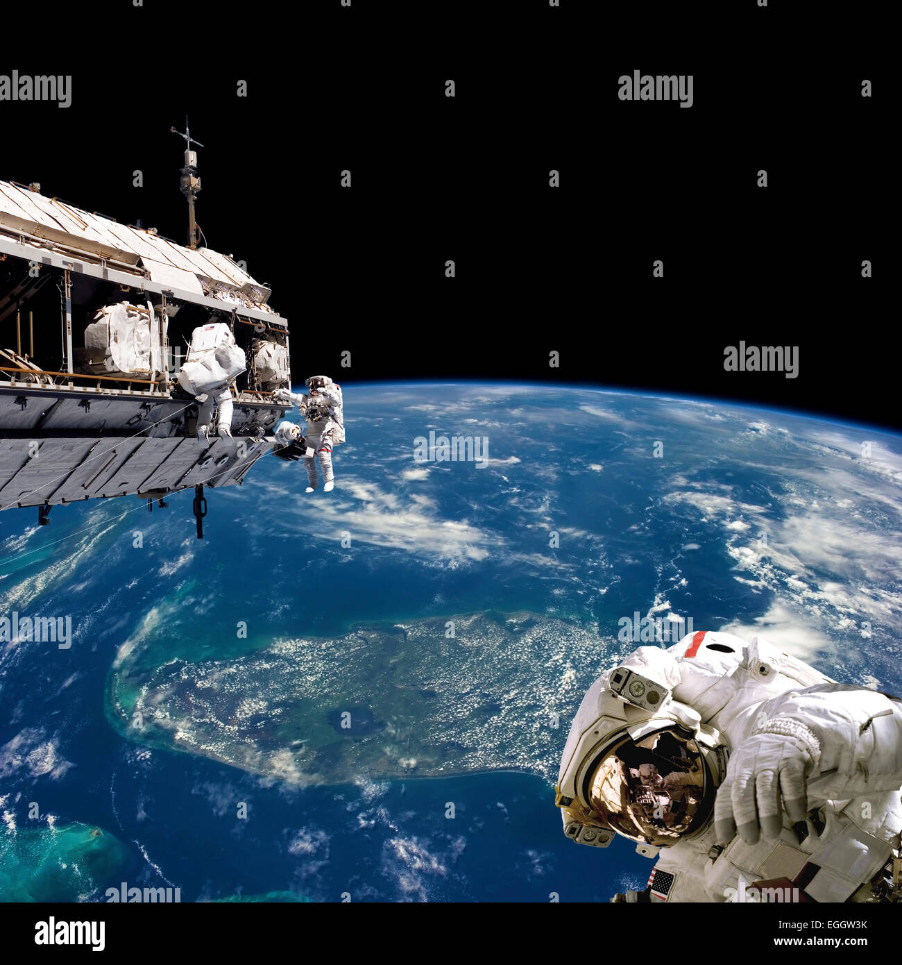 Un team di astronauti esegue un lavoro su una stazione spaziale in orbita mentre sopra la terra. Florida e le Bahamas sono qui di seguito. Foto Stock