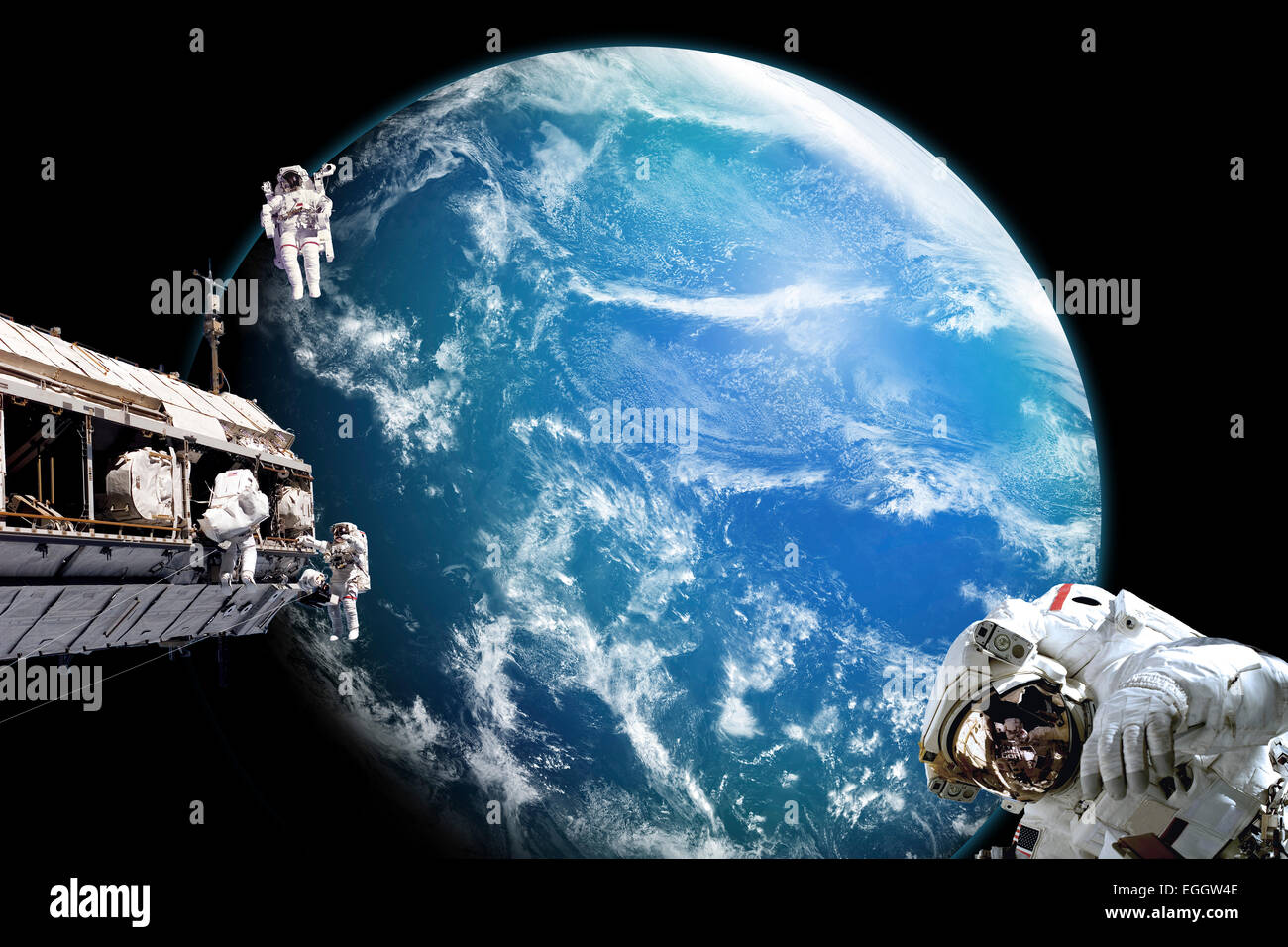 Un team di astronauti di eseguire lavori su una stazione spaziale in orbita mentre al di sopra di un alieno acqua pianeta coperto. Nuvole swirl su p Foto Stock
