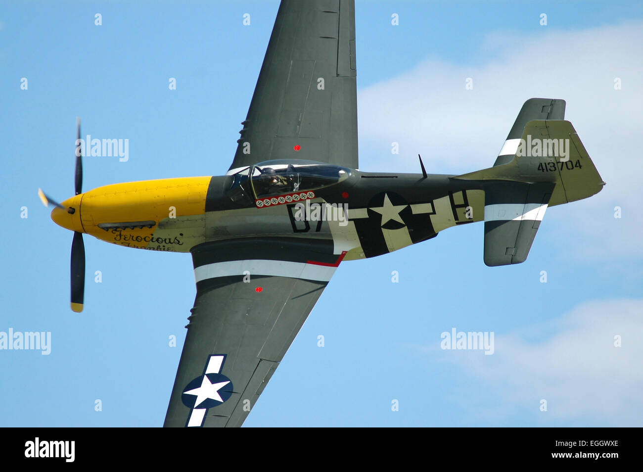 North American P-51D Mustang, soprannominato feroce Frankie, in United States Army Air Corps dei colori durante un passaggio basso a Duxford un Foto Stock