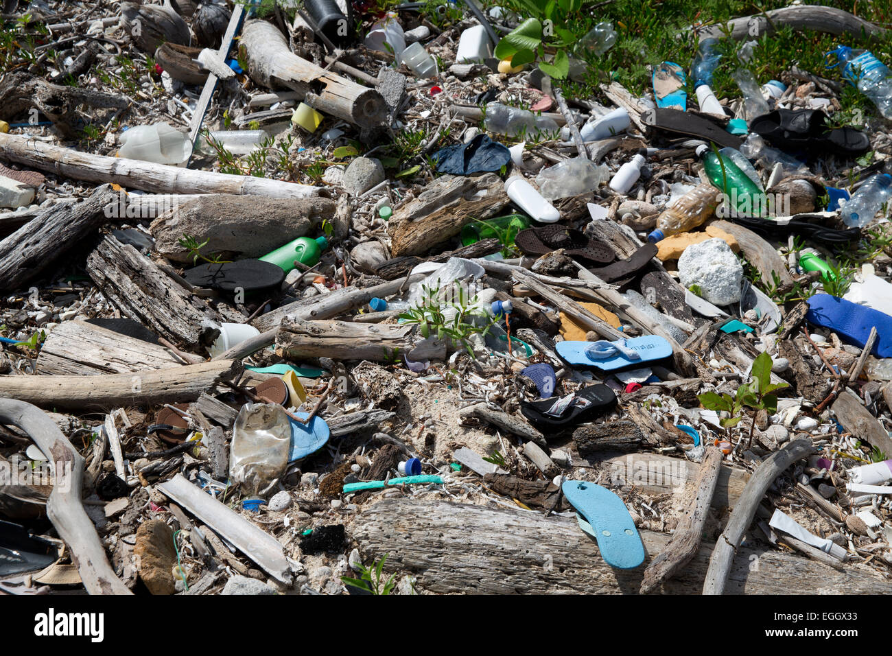 I detriti di plastica inquinamento sulla spiaggia vicino a Mahahual, Quintana Roo, Messico Foto Stock