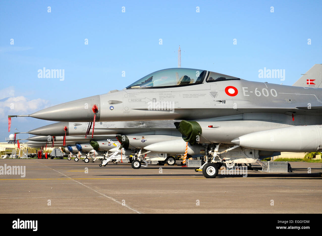 La line-up del F-16A MLU della Royal Air Force danese a Naval Air Station Sigonella, Sicilia, durante l'operazione Unified Protector. Foto Stock