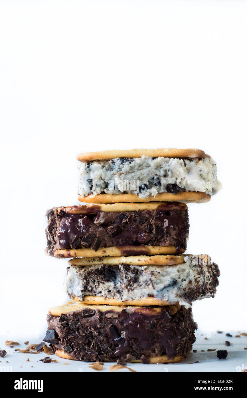 Cioccolato e stracciatella gelati panini su sfondo bianco Foto Stock