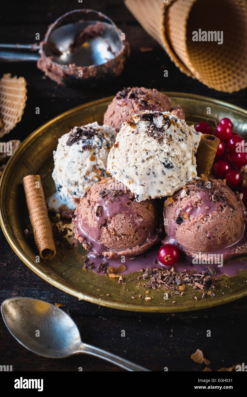 Stracciatella e gelato al cioccolato nella piastra,fuoco selettivo Foto Stock
