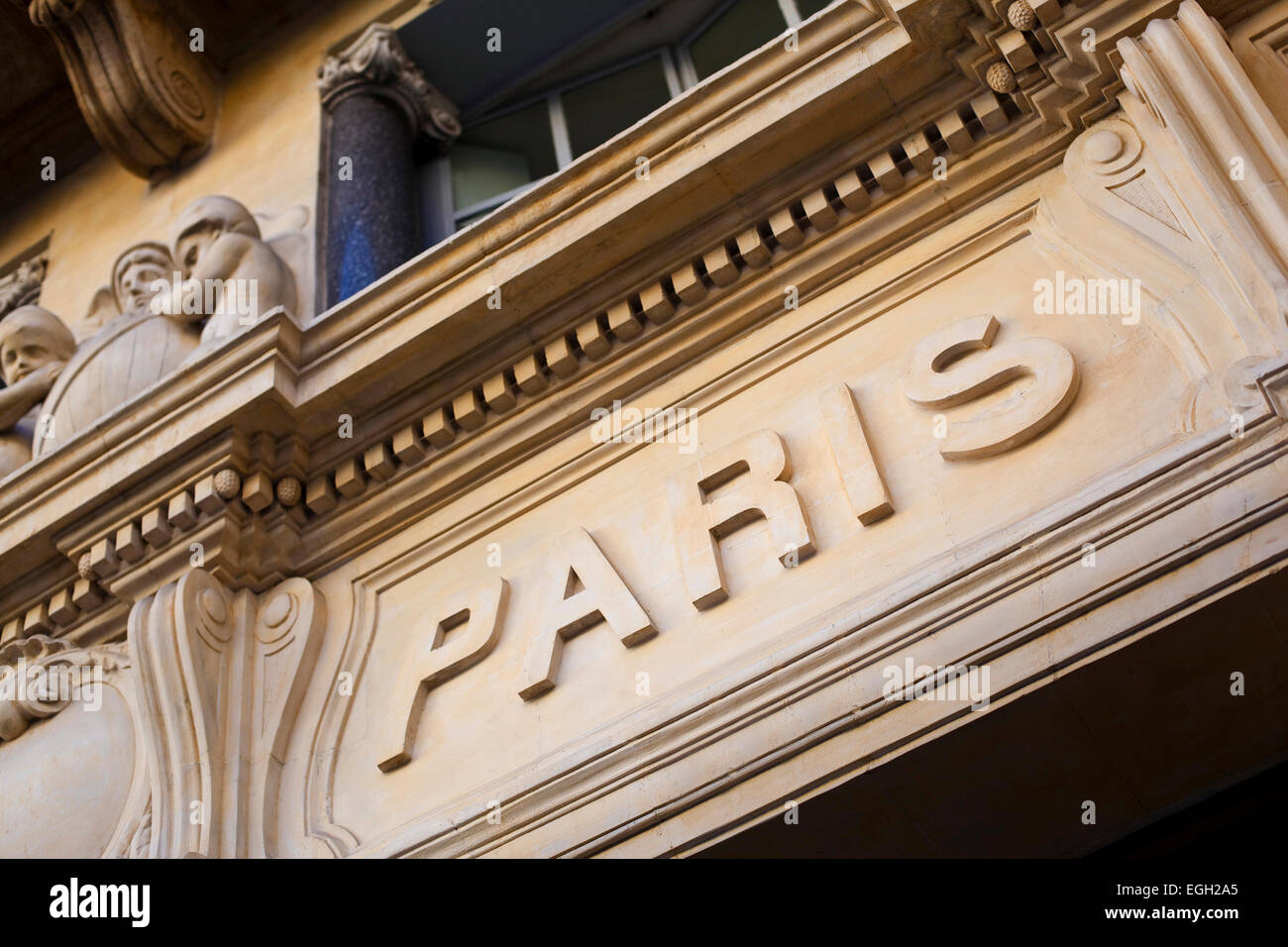 Parigi bassorilievo sulla facciata di un edificio francese Foto Stock