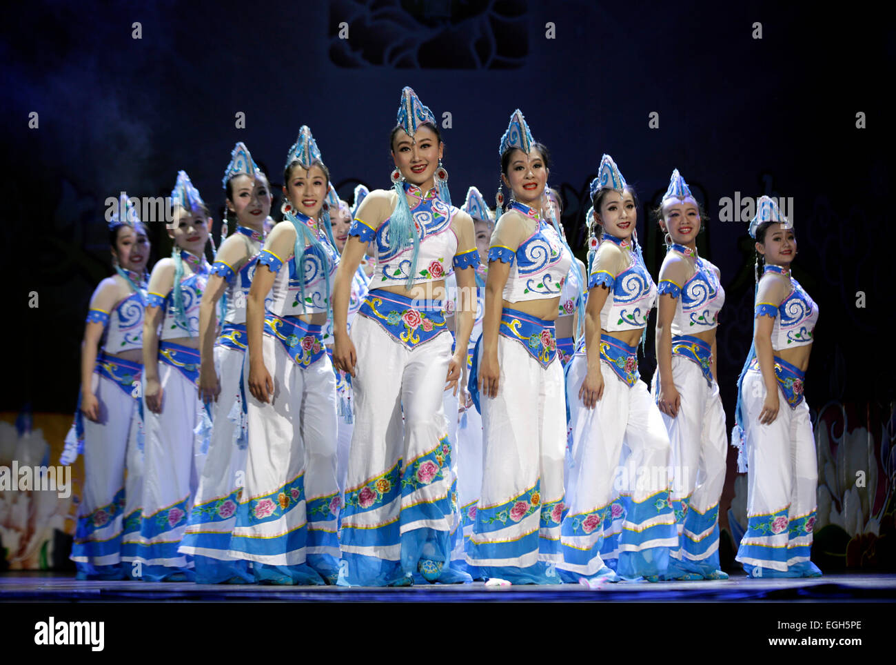 Yangon, Myanmar. 24 Febbraio, 2015. Artisti cinesi ballare durante il "culture della Cina, il Festival di Primavera di performance al Teatro Nazionale di Yangon, Myanmar, Feb 24, 2015. © U Aung/Xinhua/Alamy Live News Foto Stock