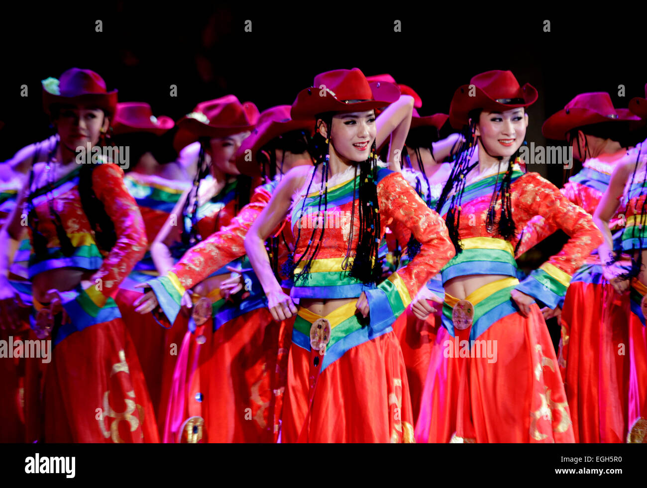 Yangon, Myanmar. 24 Febbraio, 2015. Artisti cinesi ballare durante il "culture della Cina, il Festival di Primavera di performance al Teatro Nazionale di Yangon, Myanmar, Feb 24, 2015. © U Aung/Xinhua/Alamy Live News Foto Stock