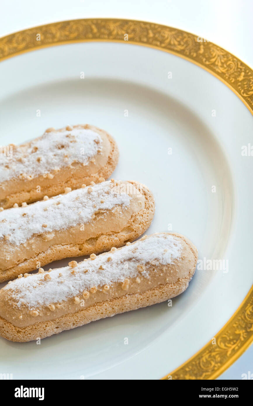 Tre biscotti con aggiunta di dolcificanti su un piatto dorato Foto Stock