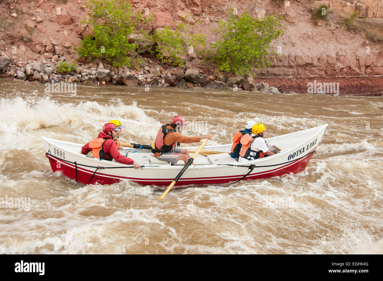 Le righe della guida dory attraverso Warm Springs rapido, Yampa River, Dinosaur National Monument, Colorado. Foto Stock