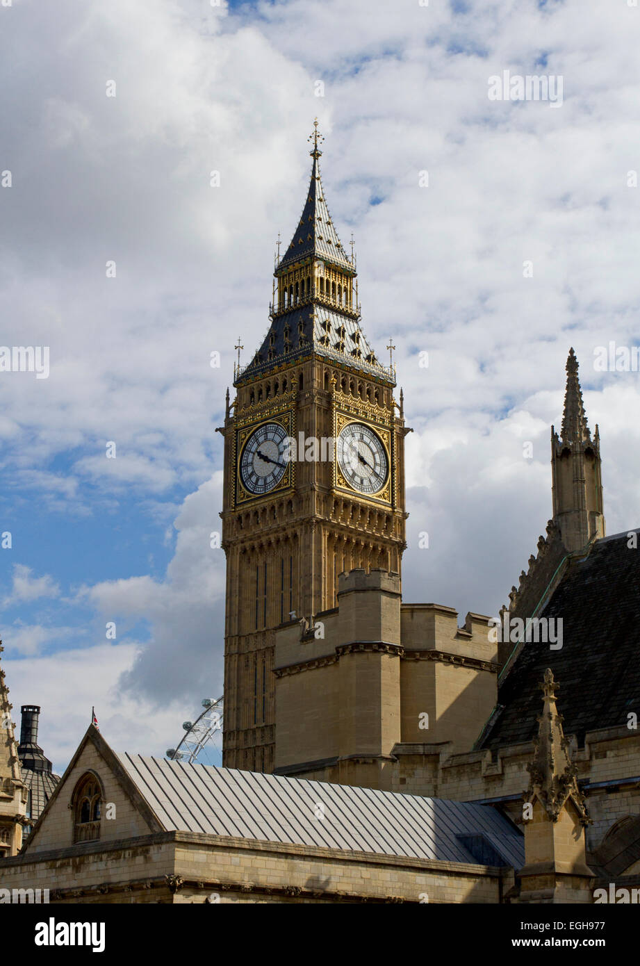 Big Ben Clock Tower, Westminster, Londra, Inghilterra contro un cielo nuvoloso in agosto Foto Stock